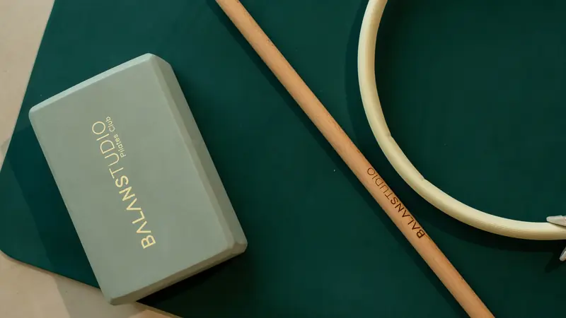 Bloque, anillo y barra de madera de Balans sobre fondo verde