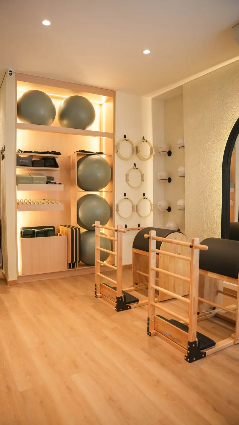 Repisas con pelotas, anillos y equipos de Pilates en la sede Ramblas de Balans Studio