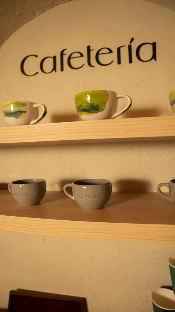 Rincón de cafetería con tazas en la sede Hyatt de Balans