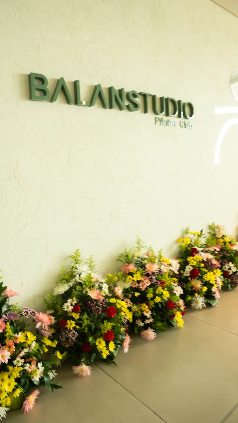 Pared con el logo de Balanstudio y arreglo de flores en el lanzamiento de la sede Hyatt