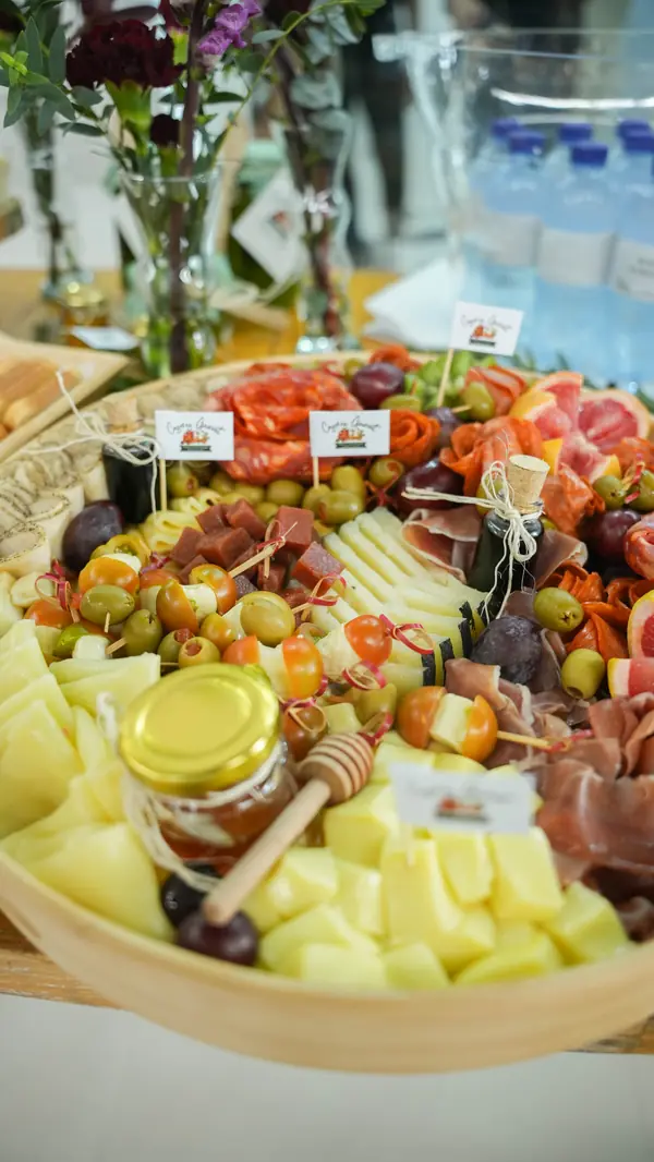 Mesa de frutas y brunch en el lanzamiento de Balans Studio