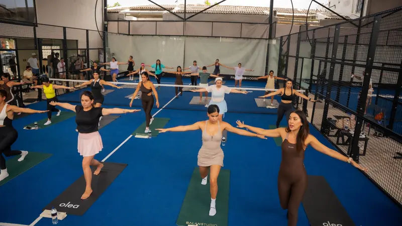 Clase de Pilates al aire libre en el evento Padel, Pilates y Brunch